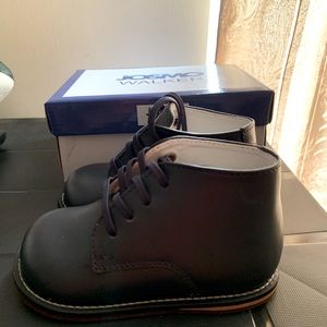 Toddlers walking shoes